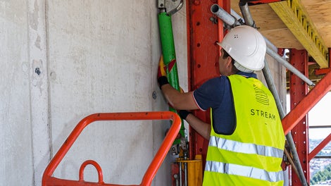 Подъем системы осуществляется при помощи мобильного гидравлического оборудования. Небольшой вес обеспечивает легкое перемещение, а высокая грузоподъемность - быстрый и безопасный подъем даже крупноразмерных модулей.