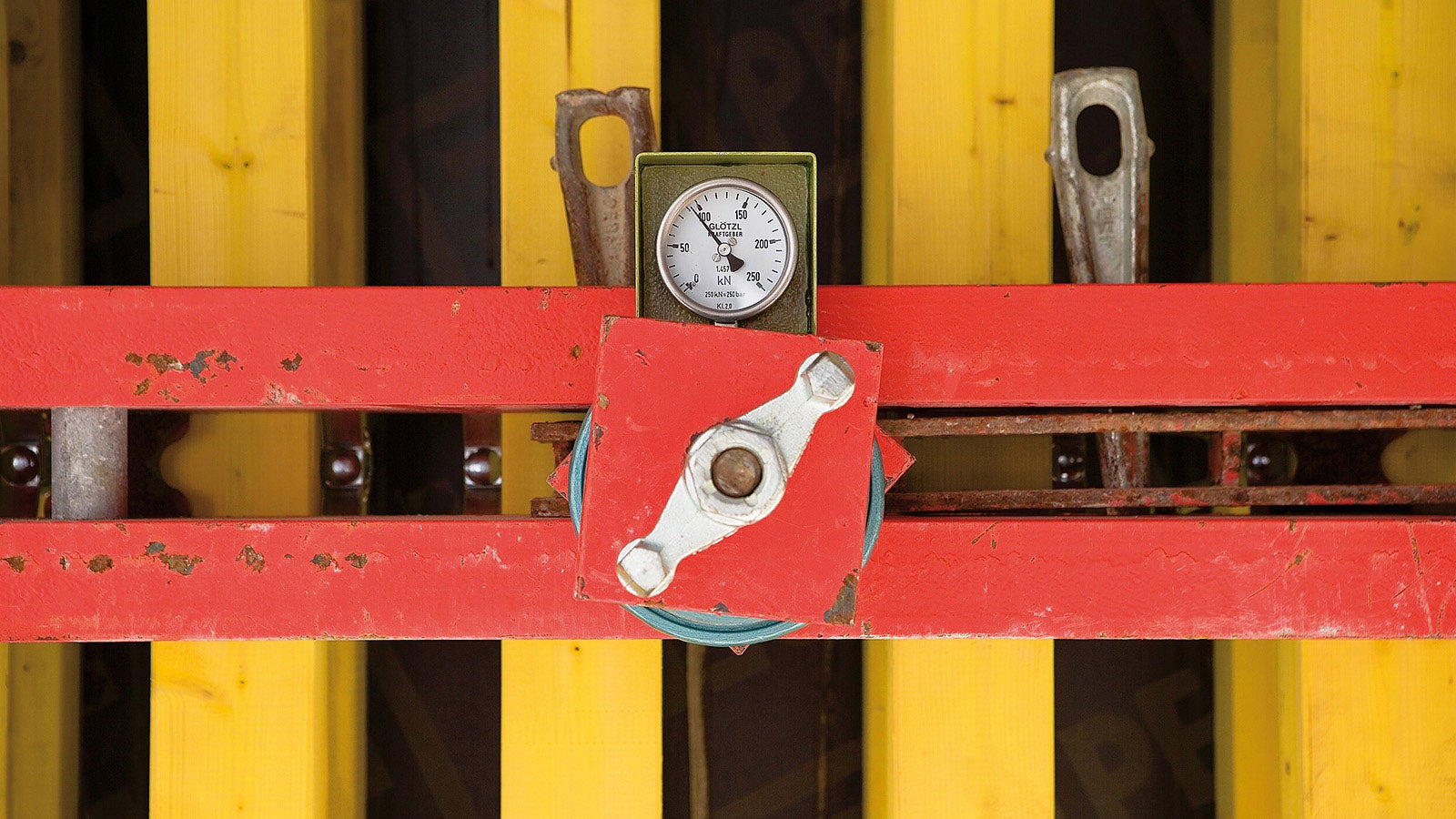 The use of SVB self-compacting concrete and the large concreting heights made it necessary to configure the VARIP GT 24 wall formwork system to handle a concrete pressure of 120 kN/m².