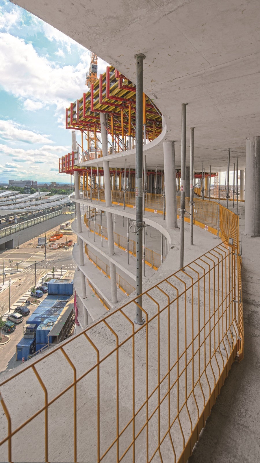 Die gesamte Baustellensicherung erfolgte flexibel mit wenigen, leichten PROKIT Komponenten: Seitenschutzgitter, Pfosten und Montagefüße.