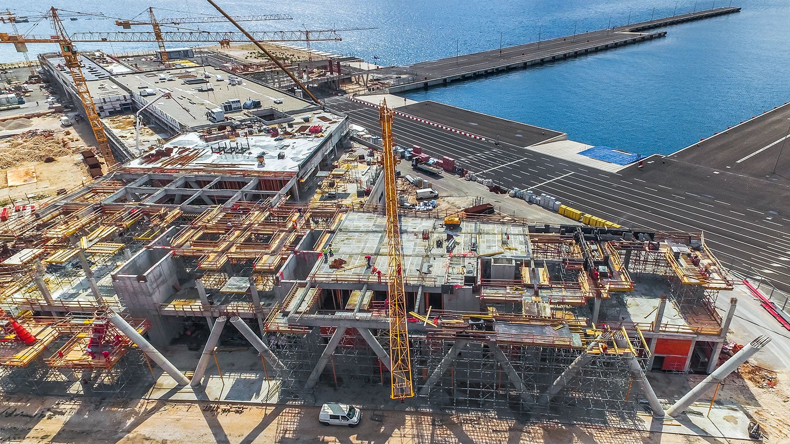 For the construction of the new terminal building in the port of Gazenica, the optimally coordinated PERI formwork and scaffolding solution facilitated fast and uninterrupted construction progress.