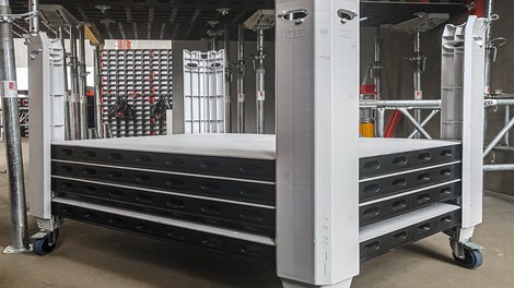 La peau coffrante de rechange se monte à la main avec quelques vis seulement, également sur le chantier et sans outillage particulier. 