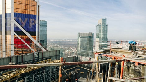 <p>Две 50-этажные башни высотой 283 метра, объединенные стилобатной частью.</p><br/><br/><p><a href="https://live.peri.cloud/author/peri_ru/projects/skyscrapers-and-towers/grand-tower-moscow.html">Подробнее</a></p><br/>