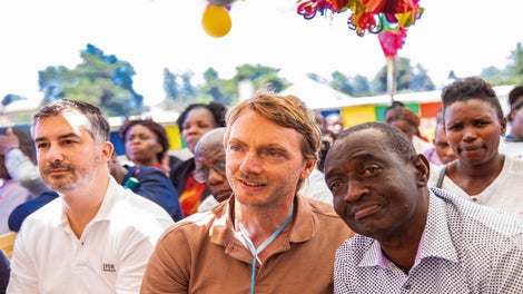 Andreas Mayer and Dr Jürgen Mayer from PERI attended the opening ceremony in Kenya. Amidst<br/>a varied entertainment programme, they gave speeches expressing their best wishes.<br/>(Photo: PERI SE)