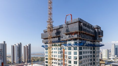 Sharp # Central Park III, Incheon, Korea Południowa: Zaledwie kilka kilometrów od stolicy Korei Południowej, Seulu, zbudowano dwa nowe luksusowe wieżowce mieszkalne o wysokości 140 m, spełniające surowe wymogi bezpieczeństwa i mieszczące się w rygorystycznym harmonogramie budowy. PERI zaspokoiła zapotrzebowanie na efektywne wykonawstwo, a także niskie koszty personalne dzięki nowemu i innowacyjnemu szynowemu systemowi wspinania RCS MAX. Była to premiera, ponieważ RCS MAX został użyty po raz pierwszy na terenie Korei Południowej.