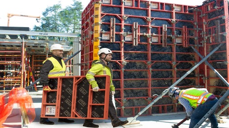 LEVO is PERI’s first fully imperial lightweight wall system, with a 9’x3’ panel weight of only 6.6 lbs/sq ft. This results in easy handling and transportation.