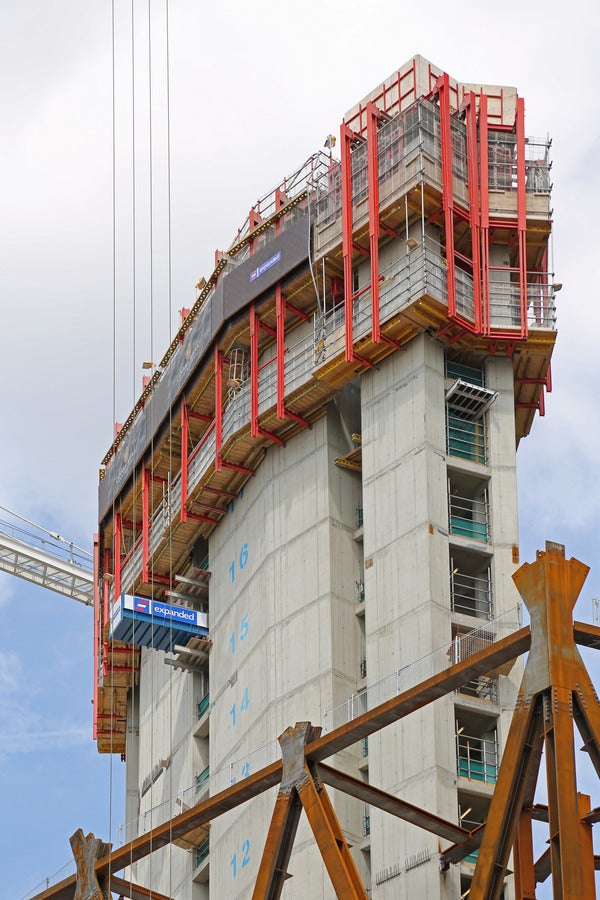 Las plataformas de trabajo pueden soportar cargas elevadas, por ejemplo, derivadas del almacenamiento de materiales o de la colocación de mástiles de pluma.