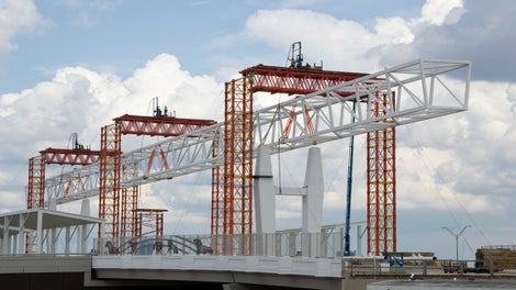 PERI VST Towers and VARIOKIT were used to support the lifting operation of the overhead truss for the pedestrian bridge. 