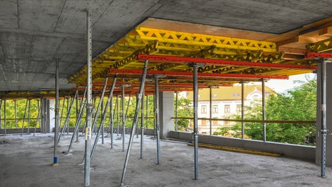 Stropné dosky PERI premiestňované pomocou prepravnej vidlice urýchlili priebeh výstavby.