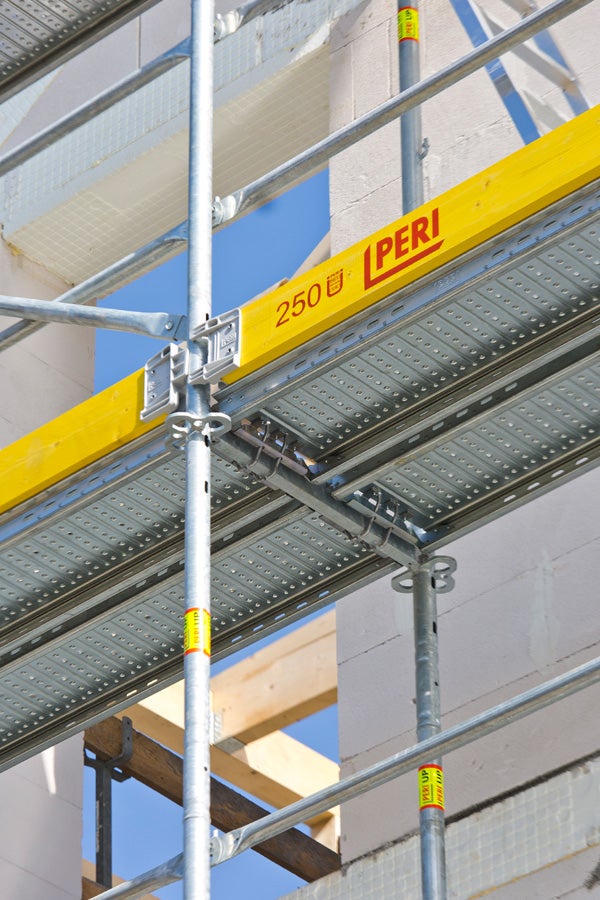 Uzdužni otvor na šini ograde postavlja na kuku, okreće i time osigurava.
