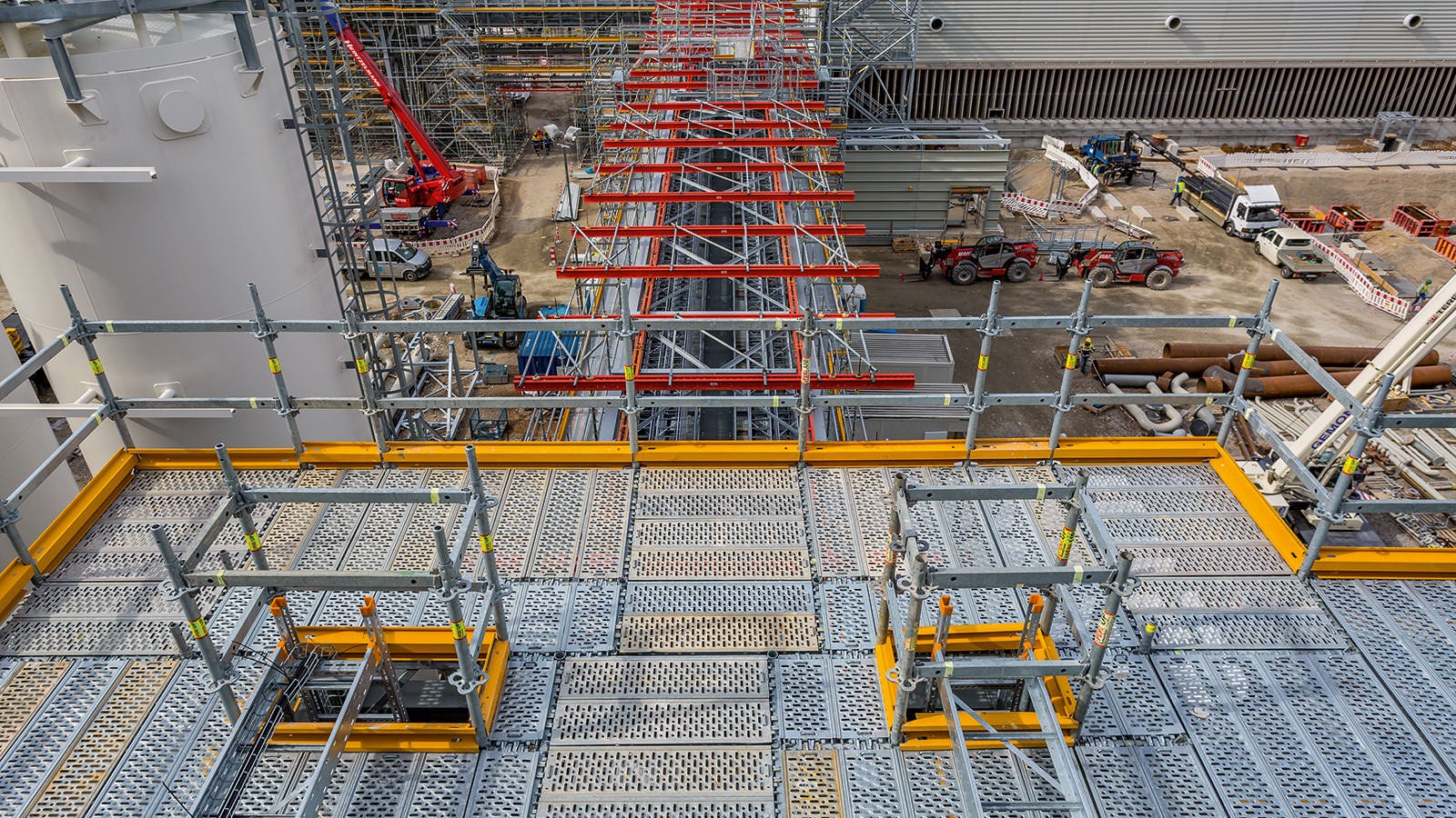 Die Kombination aus hoher Anpassungsfähigkeit im 25-cm-Raster und konsequenter Verwendung von Systembauteilen beschleunigt die Gerüstmontage und erhöht gleichzeitig die Sicherheit bei Montage und Nutzung.