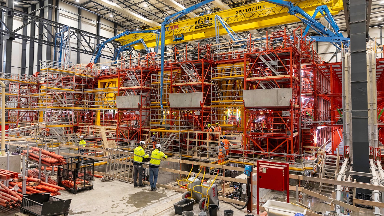 The formwork for the production of the 79 tunnel elements was delivered by PERI with a mixture of custom-made material and standard PERI systems.<br/>(Photo: Femern A/S)