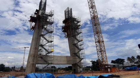 Puente Huallaga y accesos utilizando los Andamios PERI UP Flex