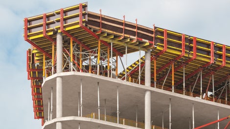 Projektspezifisch geplante Sondertische im Bereich der gerundeten Gebäudeecken reduzierten sowohl Arbeitsaufwand als auch Umsetzvorgänge. Die umlaufend 1,50 m hohen Geländer boten höchste Sicherheit.