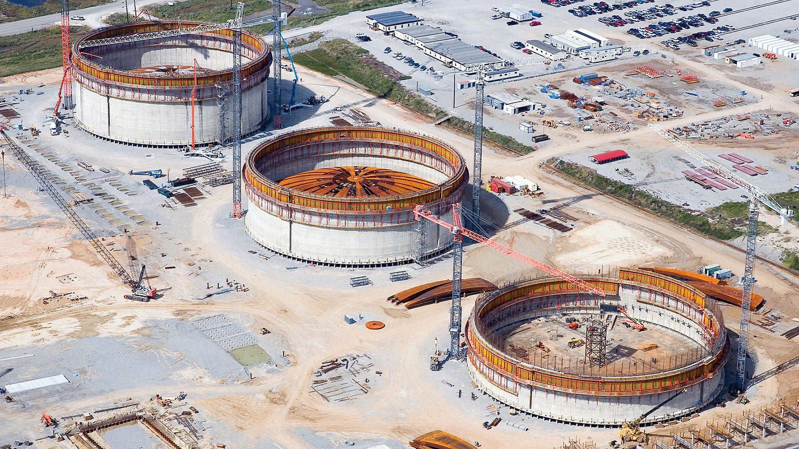 In the US state of Louisiana, three enormous liquid gas tanks were simultaneously realized using PERI know-how. Each of the structures has an 80 m diameter and a wall height of 44 m.