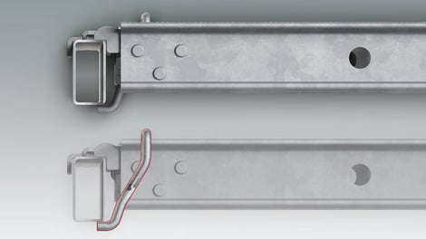 The integrated protection against lifting in the scaffold decking in detail: the integrated clamp engages the rectangular ledger and thus secures the position of the decking. PERI UP decks are also secured against lifting after installation without requiring any additional components.
