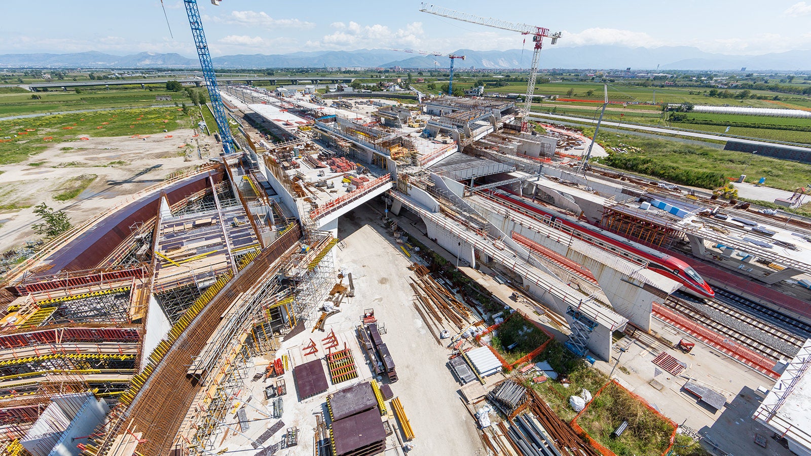 Projekt novej stanice, podľa návrhu Zaha Hadid, postavený z betónu, skla a ocele v tvare mosta je charakteristický veľkým počtom oblých tvarov. Tento netradičný tvar bol inšpirovaný davom cestujúcich. 