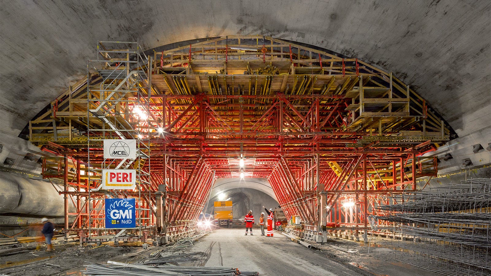 La construction de la caverne souterraine des machines ainsi que de deux ouvrages d'amenée exige un concept de coffrage bien pensé ainsi qu'un suivi compétent sur le chantier.