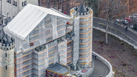 For refurbishment work, the PERI UP weather-protection roof safely protects against hail, snow and strong sunlight.