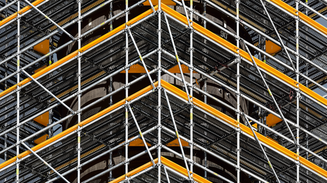 В случае установки лесов вокруг цилиндрических объектов не всегда актуально использование круговых лесов. В данном случае подмости собираются в стандартной компоновке с применением угловых доборных элементов для сокращения расстояния между лесами и резервуаром. 