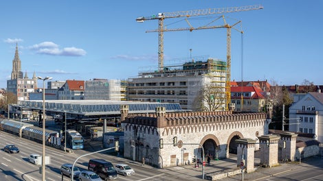 PERI UP Easy系统确保了这个市中心附近的综合建筑群安全的施工流程，并按时顺利竣工。