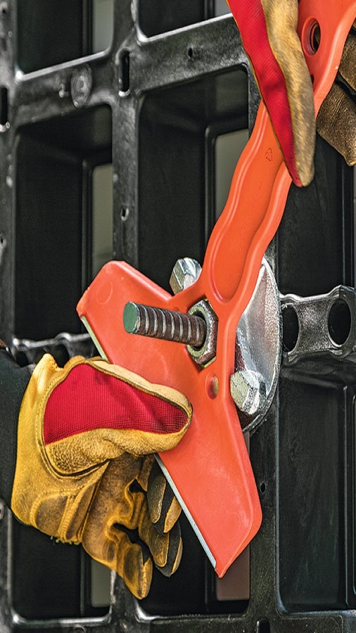 Lors du coffrage de la dalle, le travail est entièrement effectué par le bas depuis une position sûre ; les panneaux sont accrochés et basculent ensuite vers le haut.