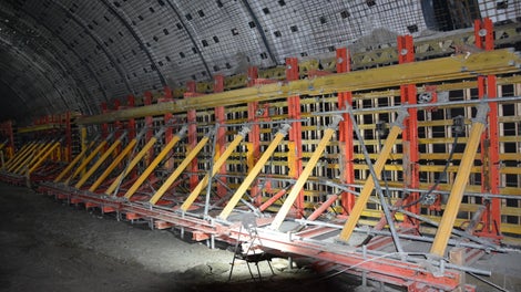 Посредством шпинделите под хоризонталните стоманени профили, панелите стъпват стабилно върху основата, като преодоляват линейния отводнител