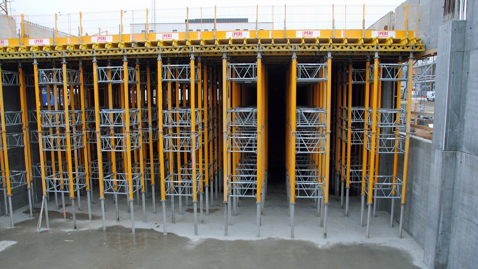 Dækforskalling med MULTIPROP tårne og GT 24 dragere som strøer og rideplanker til gymnastiksalen. <br/>