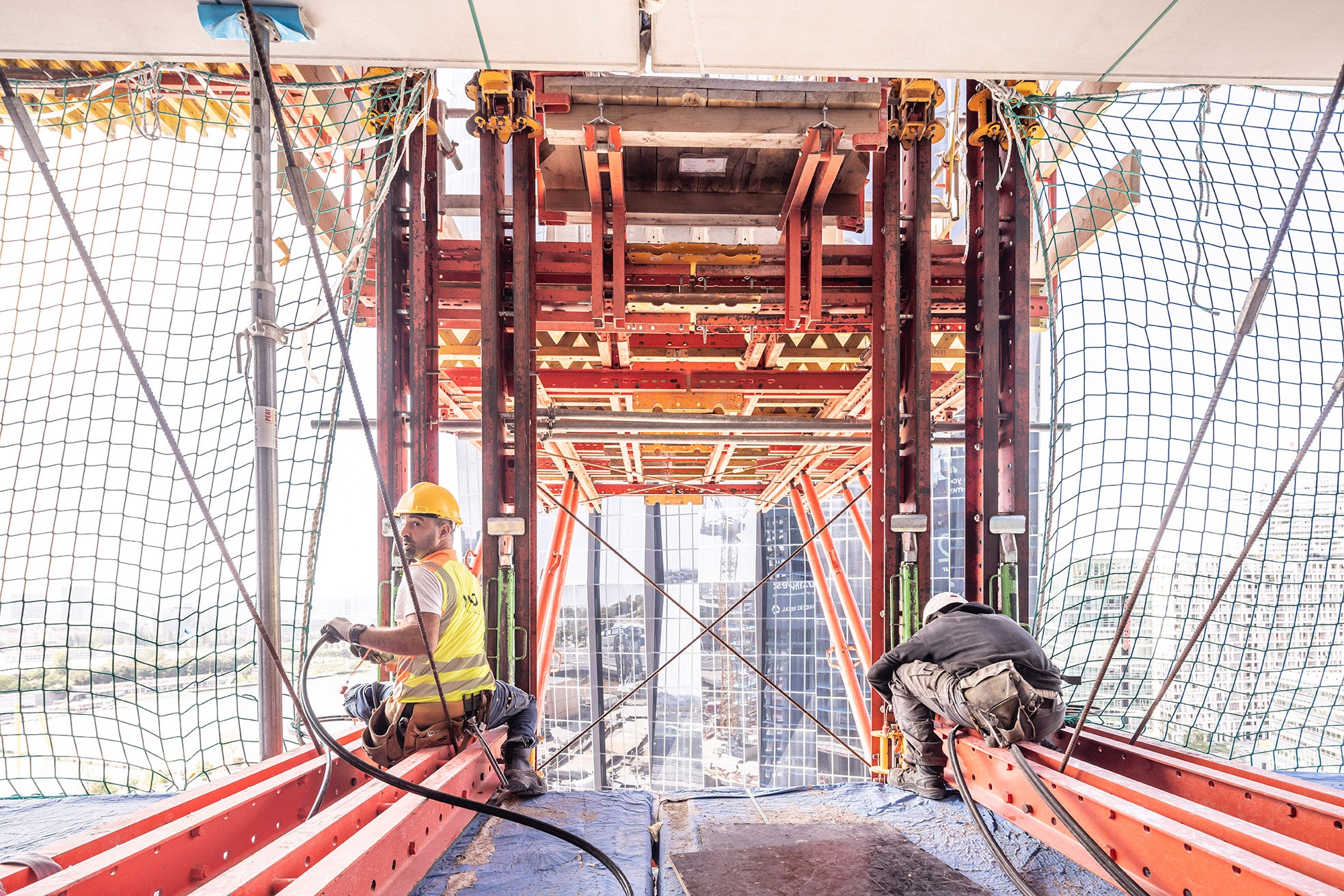 Beim Bau des DC Tower 2 in Wien sorgt das umfassende Sicherheitsequipment von PERI für optimalen Schutz auf der Baustelle – ein entscheidender Beitrag zur sicheren und effizienten Realisierung eines der höchsten Gebäude Österreichs.