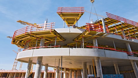 For fast and safe forming of the curved floor slabs, rentable modular and trapezoidal-shaped customised tables with integrated guardrails are used.