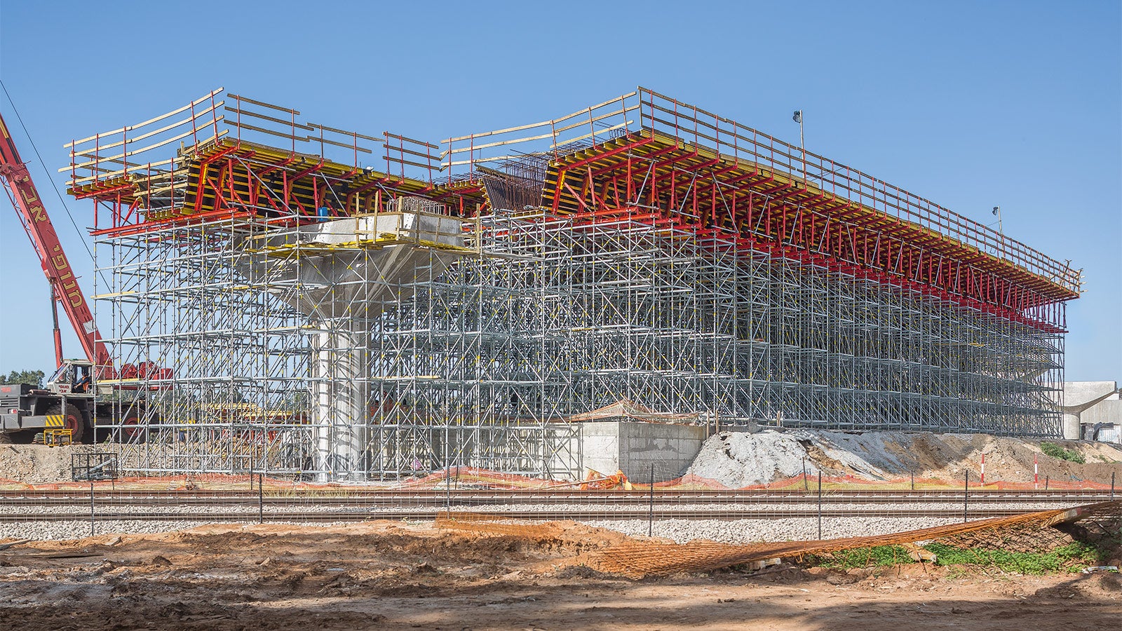 为了在铁道上方建造高速公路，派利公司以色列工程师为桥梁上部结构的模板系统和承重支架系统进行组合，提供合理的方案。