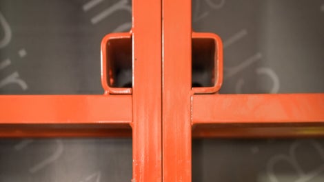 Отверстия для тяжей усилены специальными пластинами