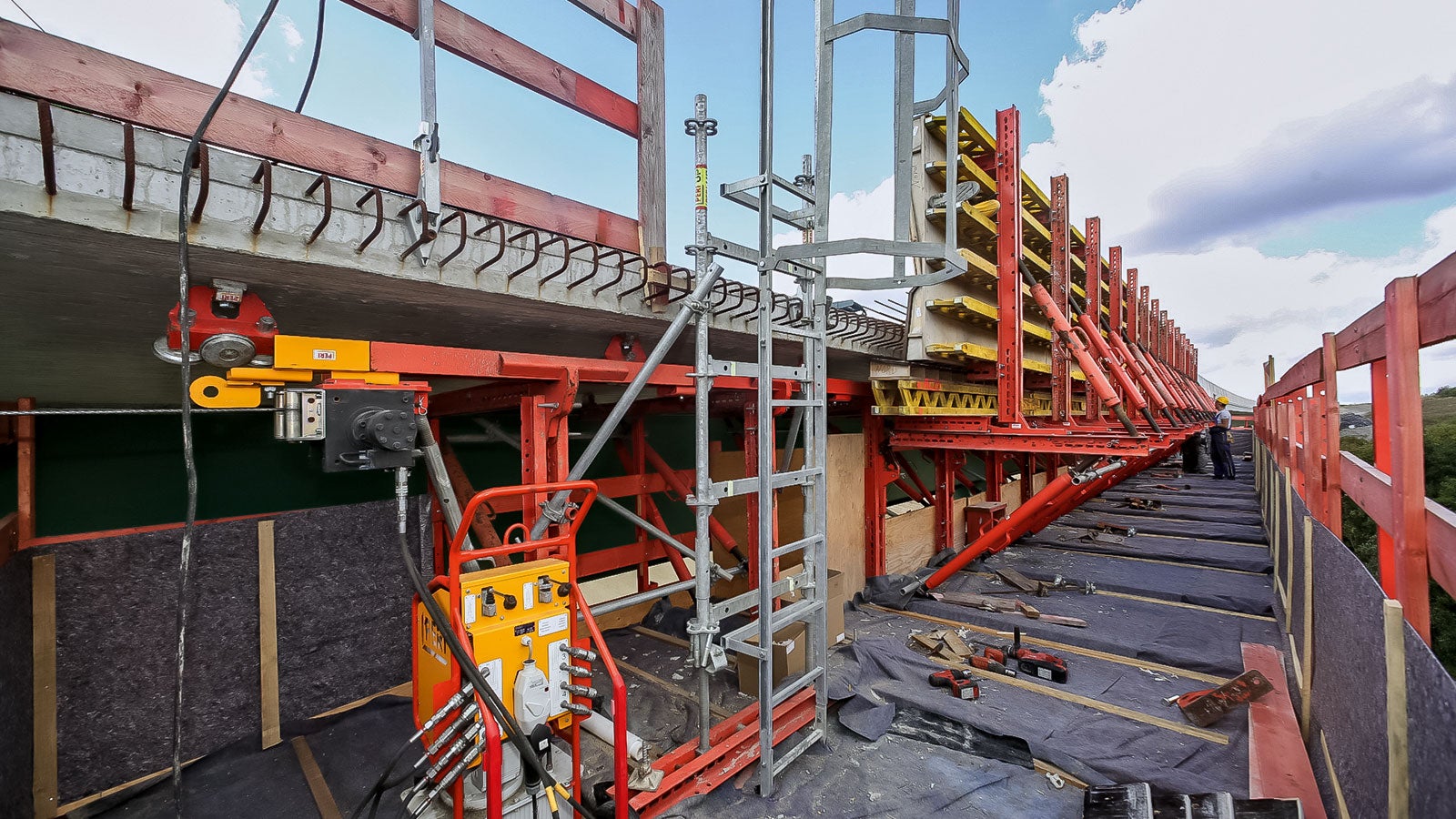 The rail units can be moved by means of hydraulic winches and the RCS Hydraulic Pump.