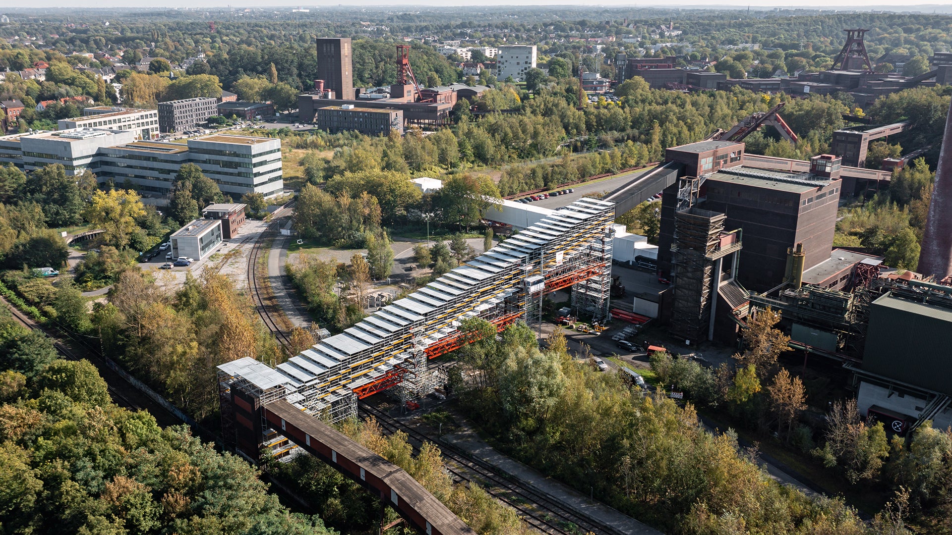 Die 120 m lange und 30 m hohe Bandbrücke zur Mischanlage der Kokerei ist der nordöstliche Bestandteil des UNESCO-Welterbes Zeche Zollverein in Essen.