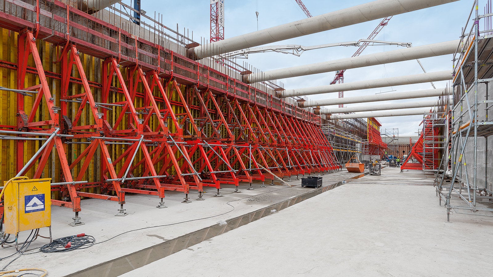For realizing the Moselle Lock in Trier, around 45,000 m³ of concrete was processed during the construction period of almost 1.5 years.