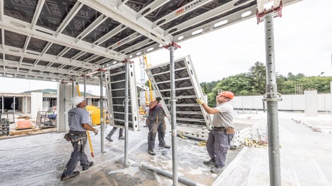 Le coffrage et décoffrage rapides sont rendus possibles grâce au faible poids des composants, tandis que le décoffrage anticipé est facilité par la tête de décintrement brevetée. Cette combinaison unique de légèreté et de conception innovante permet d'accélérer les processus de construction, réduisant ainsi les temps d'attente et améliorant l'efficacité globale du chantier.