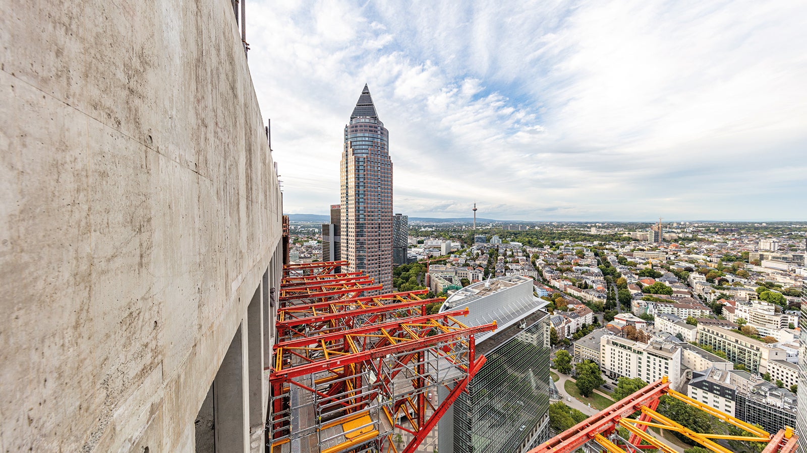 Während dem Auf- und Abbau der Konsolen am Gebäude wurde aus Bauteilen des PERI UP Gerüstbaukastens ein Zugangsgerüst errichtet.