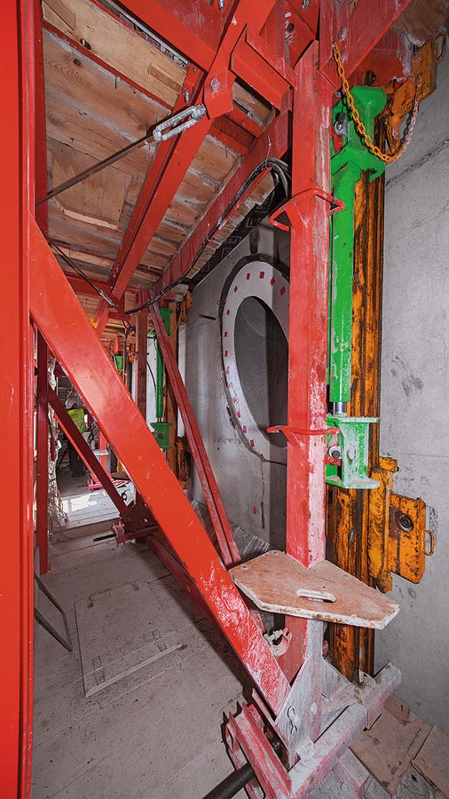 为了避免爬轨与钢索盒发生冲突，在设计时必须全面考虑，确定爬架的顶升路径。