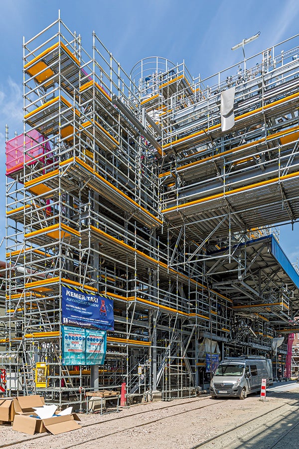 Majoritatea celor aproximativ 4.000 de unități de schele au fost planificate folosind CAD și furnizate ca modele 3D pe parcursul perioadei de proiect de 18 luni necesare pentru construirea uzinei complexe BASF. În acest fel, a fost posibil să se minimizeze timpul de conversie, să se optimizeze costurile schelelor și să se implementeze standarde ridicate de siguranță încă din faza de planificare.