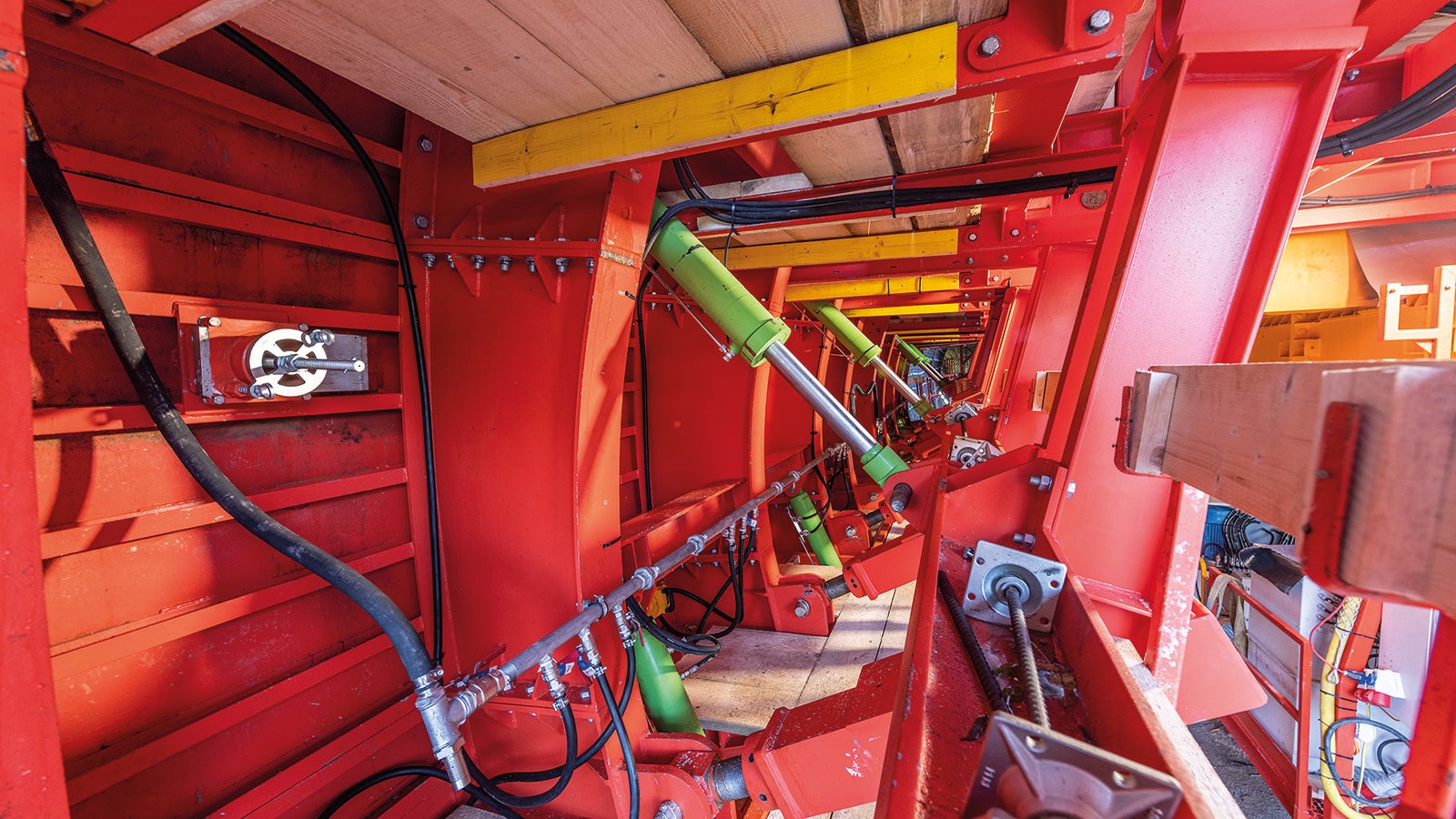 Das innovative Raupensystem umfasst beachtliche Maße von 8,07 m Höhe und 14,50 m Länge sowie 10,70 m Breite im verfahrenen und 11,20 m Breite im betonierbereiten Zustand. 