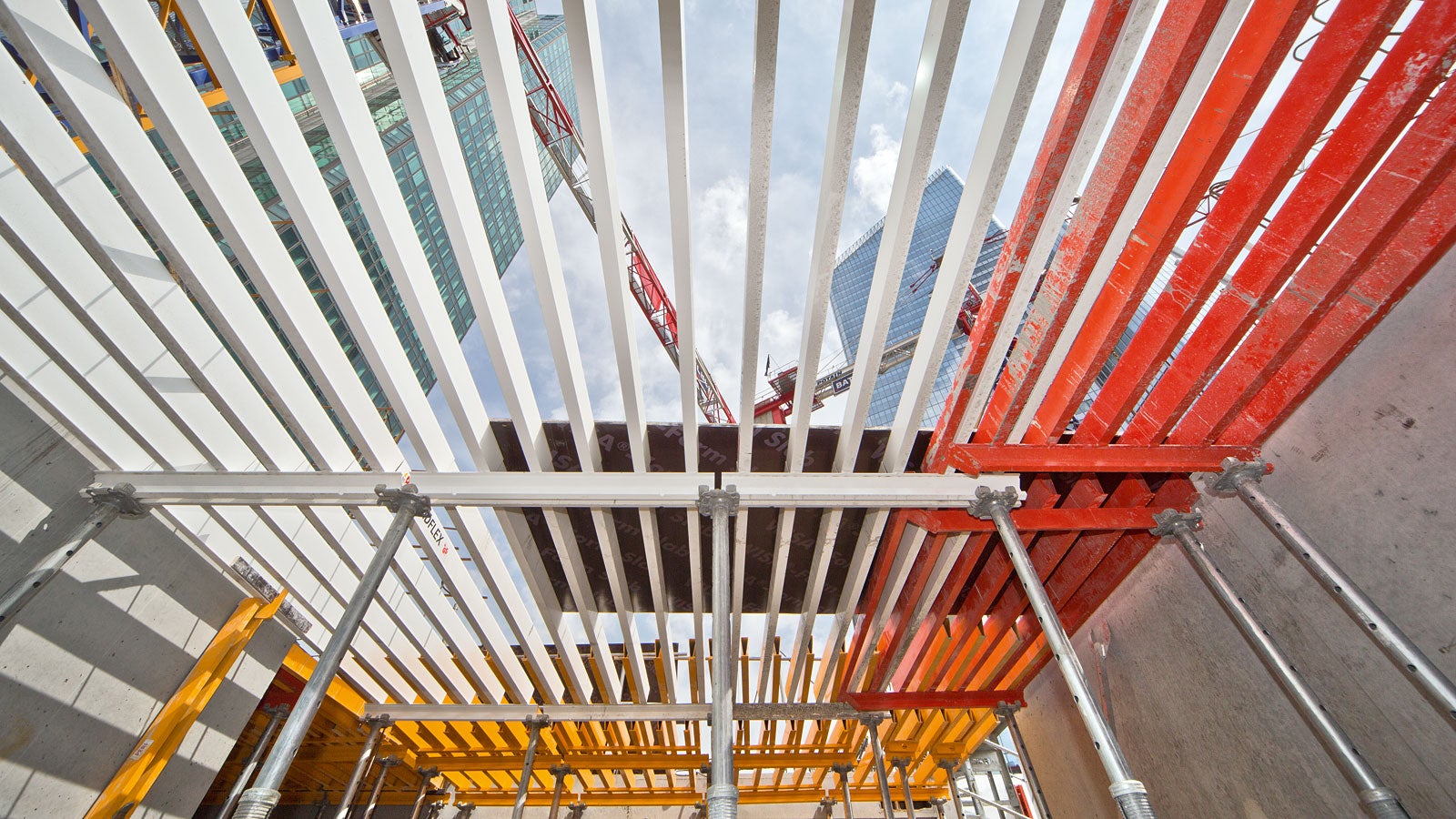 For constructing the floor slabs, the GRIDFLEX slab formwork system is being used. As all components are mounted from the floor below, completely safe assembly is guaranteed.