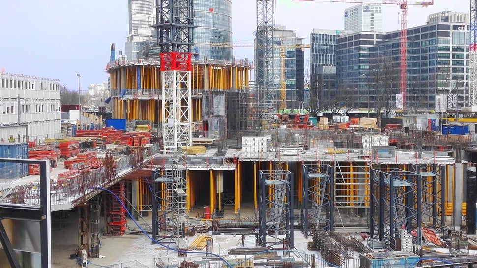 Pierwsze 3 kondygnacje budynków mają po ok. 6,0 m wysokości – do deskowania stropu użyto systemu SKYDECK oraz wysokonośnych podpór MULTIPROP.