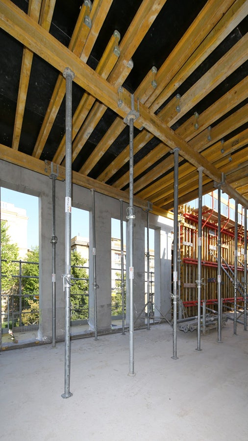 Do deskowania stropów zastosowano niezawodny system MULTIFLEX. W tle deskowanie ściany z użyciem VARIO GT 24, zaopatrzonym w specjalne wstawki do formowania otworów. 