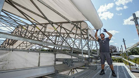 Smooth-running rollers support the uniform rolling up procedure and fast dismantling of the Keder tarpaulin across the entire field width.