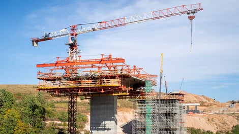 <p>Строительство моста проходит в 50 км от г. Казань - 7 этап 586-км. Данный участок входит в состав масштабного проекта по строительству скоростной автомобильной дороги М-12 Москва-Нижний-Новгород-Казань.</p><br/><br/><p><a href="https://live.peri.cloud/author/peri_ru/projects/most-cherez-osipov-ovrag.html">Подробнее</a></p><br/>