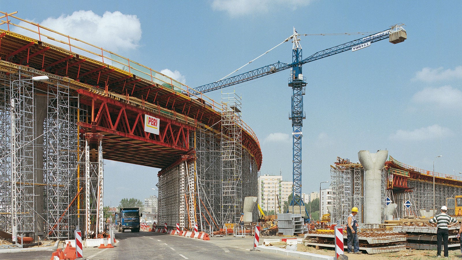 Konstrukcja nośna z elementów systemu HD 200 przenosi bezpiecznie obciążenia wynikające z realizacji robót betonowych, dzięki temu trasa o natężeniu ruchu do 18 tys. samochodów dziennie była otwarta pod realizowanym obiektem.