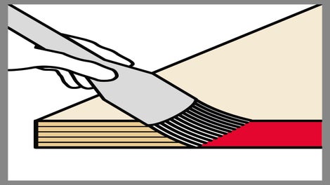 <p>Pour se prot&amp;eacute;ger de l&amp;rsquo;humidit&amp;eacute;, le contreplaqu&amp;eacute; rev&amp;ecirc;tu est prot&amp;eacute;g&amp;eacute; par un vernis sur les quatre bords en usine. Vous devez r&amp;eacute;tablir cette protection apr&amp;egrave;s le sciage ou le per&amp;ccedil;age.</p><br/><br/><ul><br/> <li>Utilisez des outils tranchants et adapt&amp;eacute;s pour travailler sur les panneaux de coffrage.</li><br/> <li>Scellez les bords non prot&amp;eacute;g&amp;eacute;s et percez les trous au moins une fois avec de la peinture de protection des bords.</li><br/></ul><br/>