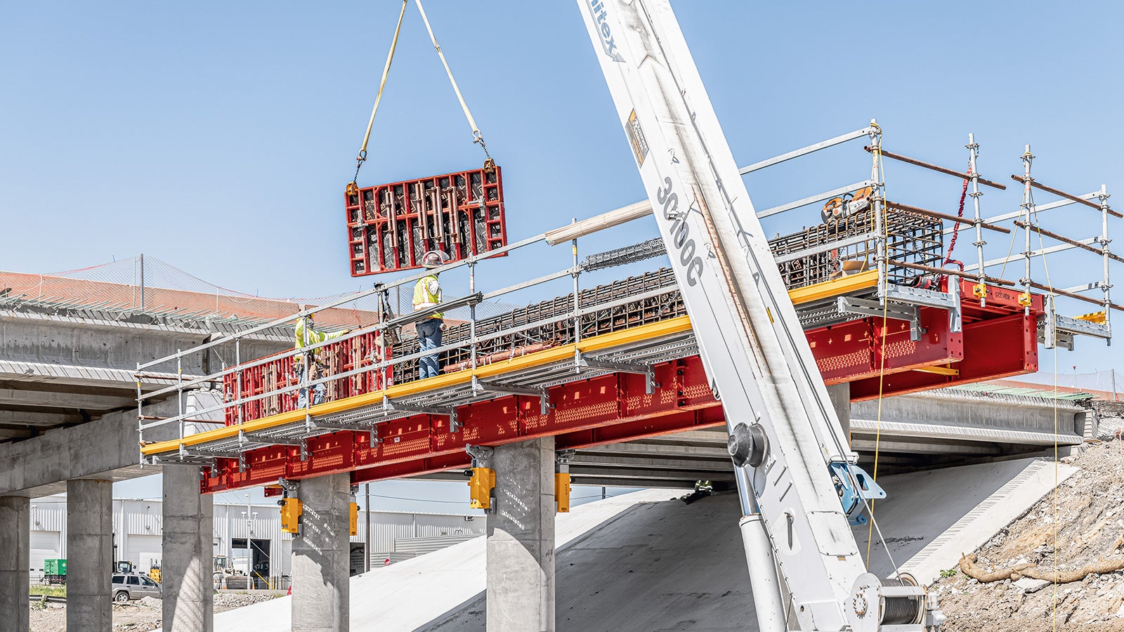 With VSS, the side formwork can be used independently. This means that the deshuttering process can be carried out the following day and that the reinforcement work can be carried out conveniently. (Photo: Greg Folkin Photography)
