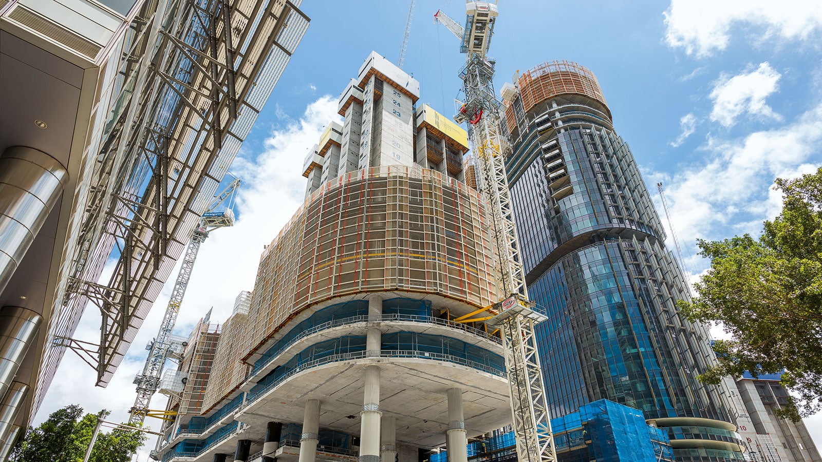 The LPS enclosure nestles closely to the building also in circular sections areas - and thus ensures safe working conditions in the floors under construction as well as the areas of risk below.