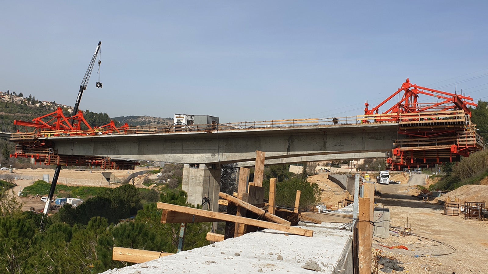 יציקת המיסעה מתבצעת במקטעים של 5.3 מ' משני צידי הנציב באופן סימולטני ומאוזן.