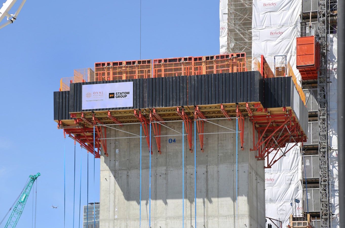 Large scaffold units of the securely assembled units consisting of platform and formwork in only one crane lift.